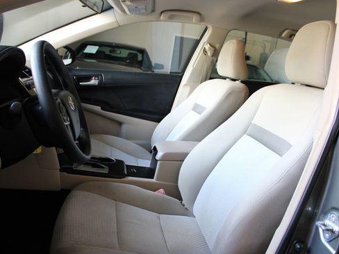 Used 2012 Toyota Camry LE FWD image 17
