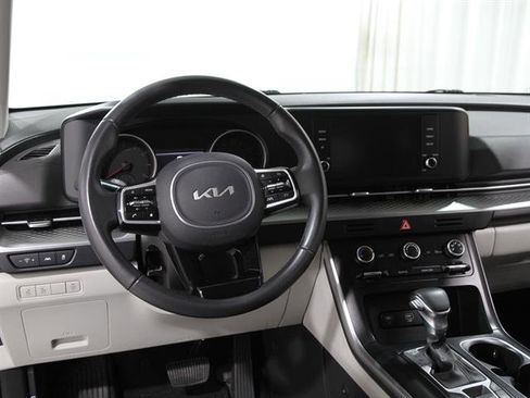 Used 2024 Kia Carnival LX image 6