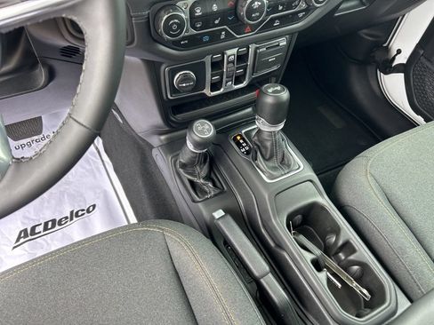 Used 2025 Jeep Wrangler Unlimited Sahara AWD/4WD image 19