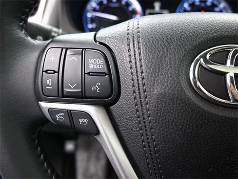 Used 2016 Toyota Highlander XLE image 2