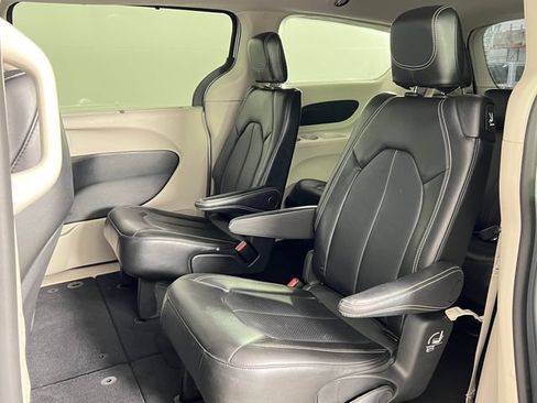 Used 2024 Chrysler Pacifica Touring-L FWD image 16