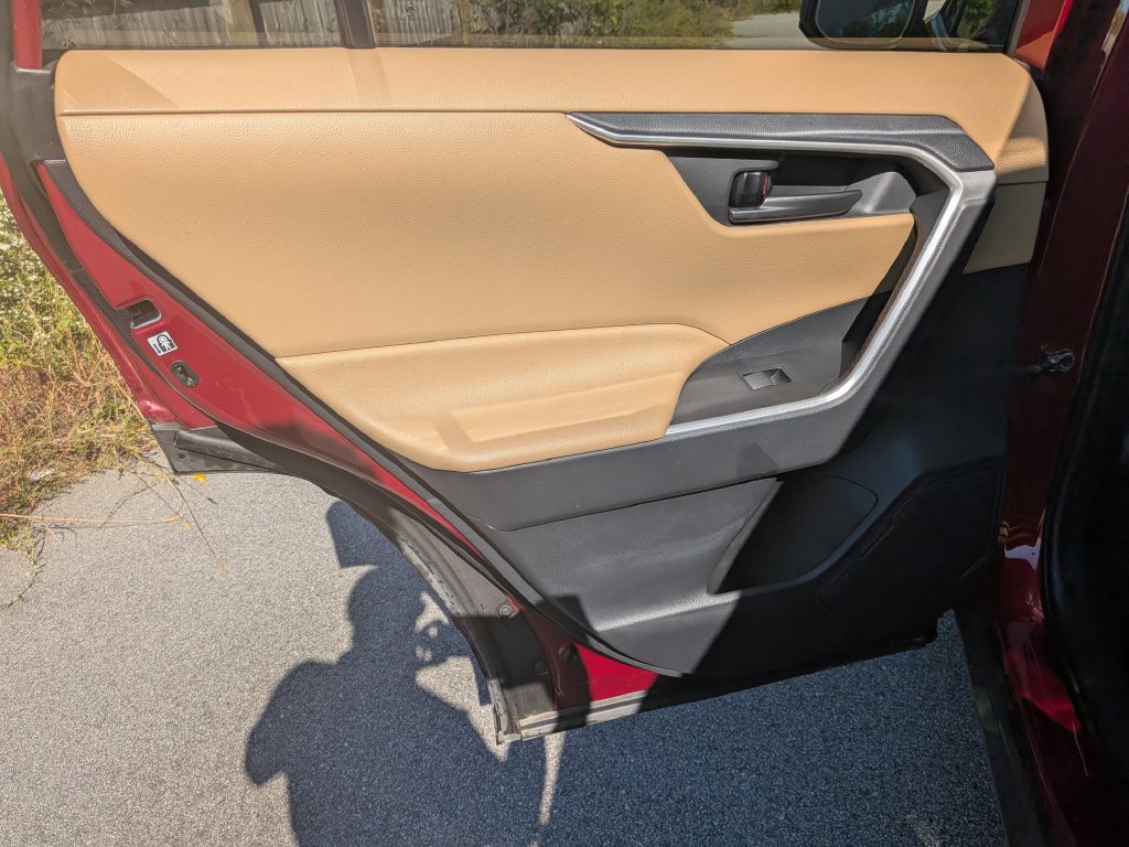 Used 2019 Toyota RAV4 LE AWD/4WD image 23
