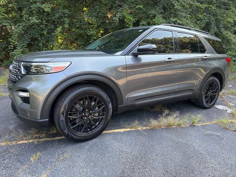 Used 2022 Ford Explorer XLT w/ Equipment Group 202A RWD image 2