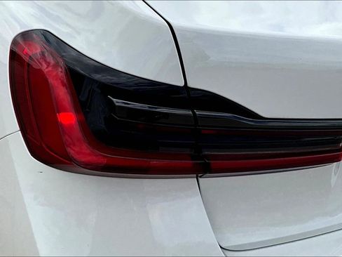 Used 2022 BMW 740i w/ M Sport Package image 38