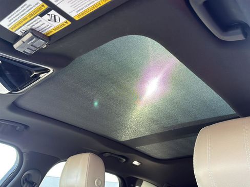 Used 2018 Land Rover Range Rover Velar R-Dynamic SE AWD/4WD image 12