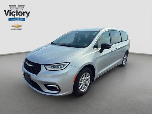 Used 2024 Chrysler Pacifica Touring-L FWD image 3
