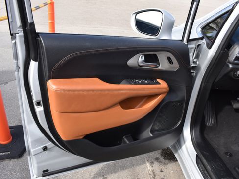 Used 2024 Chrysler Pacifica Pinnacle image 27