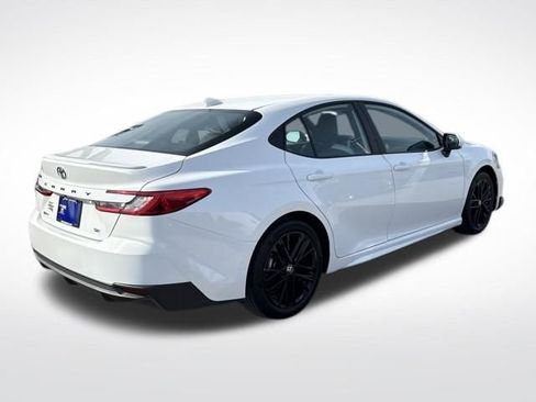 Used 2025 Toyota Camry SE image 6