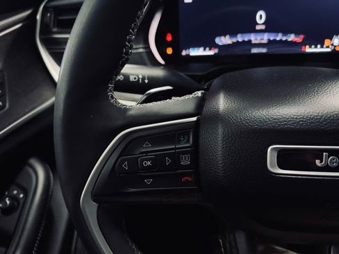 Used 2023 Jeep Grand Cherokee Limited image 25