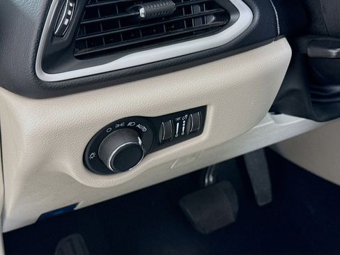 Used 2023 Chrysler Voyager LX FWD image 10