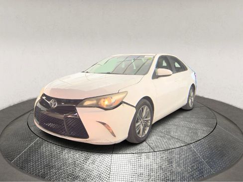 Used 2015 Toyota Camry SE image 3