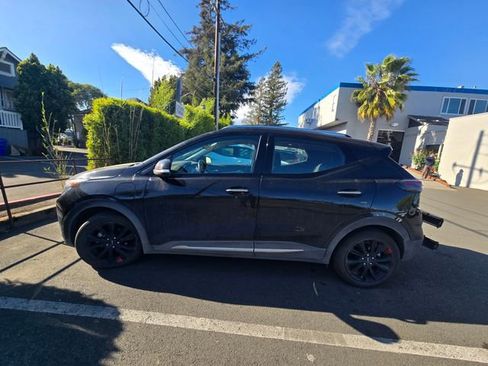 Used 2023 Chevrolet Bolt EUV Premier w/ Sun & Sound Package FWD image 2