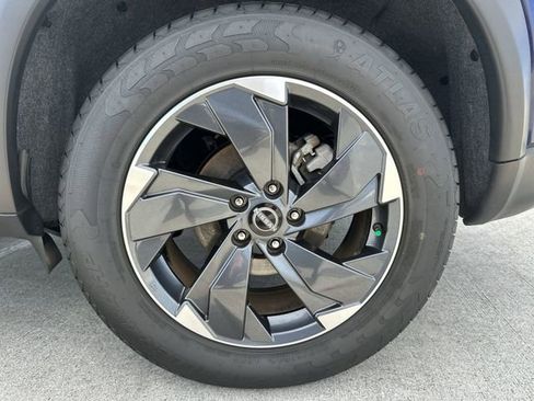 Used 2024 Nissan Rogue SV FWD image 11