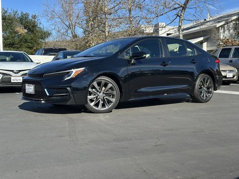 Certified 2025 Toyota Corolla SE image 1