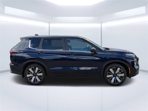 New 2025 Mitsubishi Outlander SE image 2