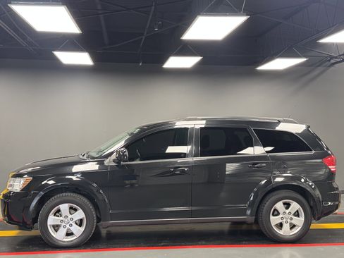 Used 2010 Dodge Journey SXT w/ Flexible Seating Group image 3