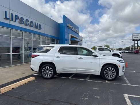 Used 2023 Chevrolet Traverse Premier FWD image 2
