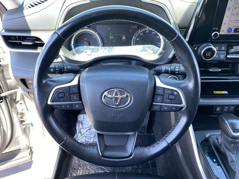 Used 2024 Toyota Highlander XLE FWD image 29