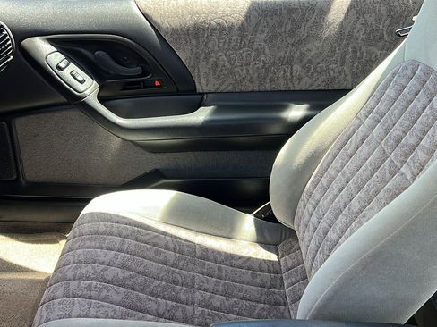 Used 2000 Chevrolet Camaro LT w/ Preferred Equipment Group 1 RWD image 16