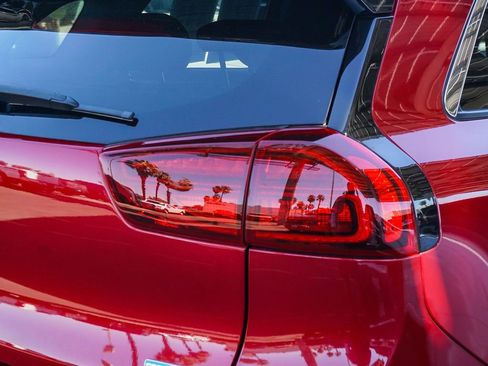 Certified 2022 Kia Niro EX Premium image 8