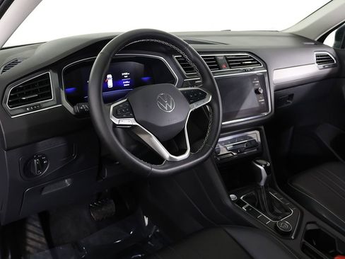 Certified 2024 Volkswagen Tiguan SE w/ Panoramic Sunroof Package AWD/4WD image 28