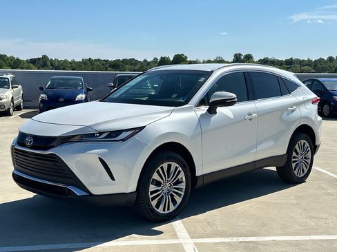 Used 2022 Toyota Venza XLE AWD/4WD image 2