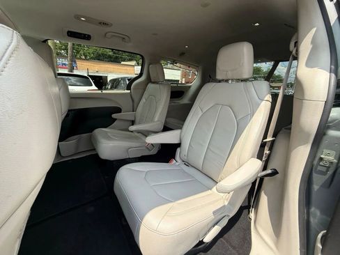 Used 2017 Chrysler Pacifica Touring-L w/ Tire & Wheel Group image 46