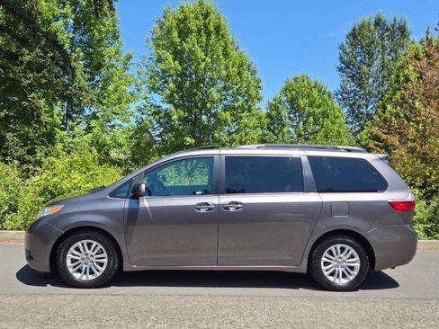 Used 2016 Toyota Sienna XLE FWD image 9