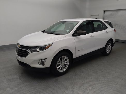 Used 2018 Chevrolet Equinox LS FWD image 2