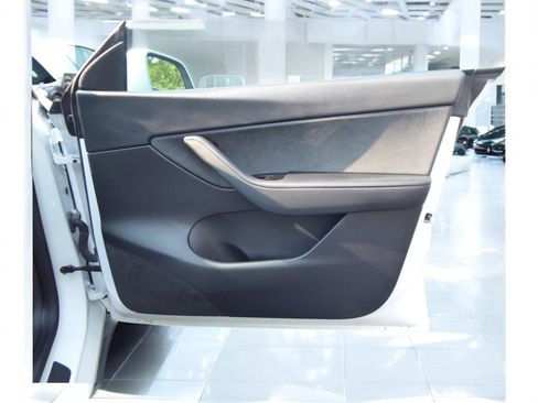 Used 2020 Tesla Model Y Long Range image 17