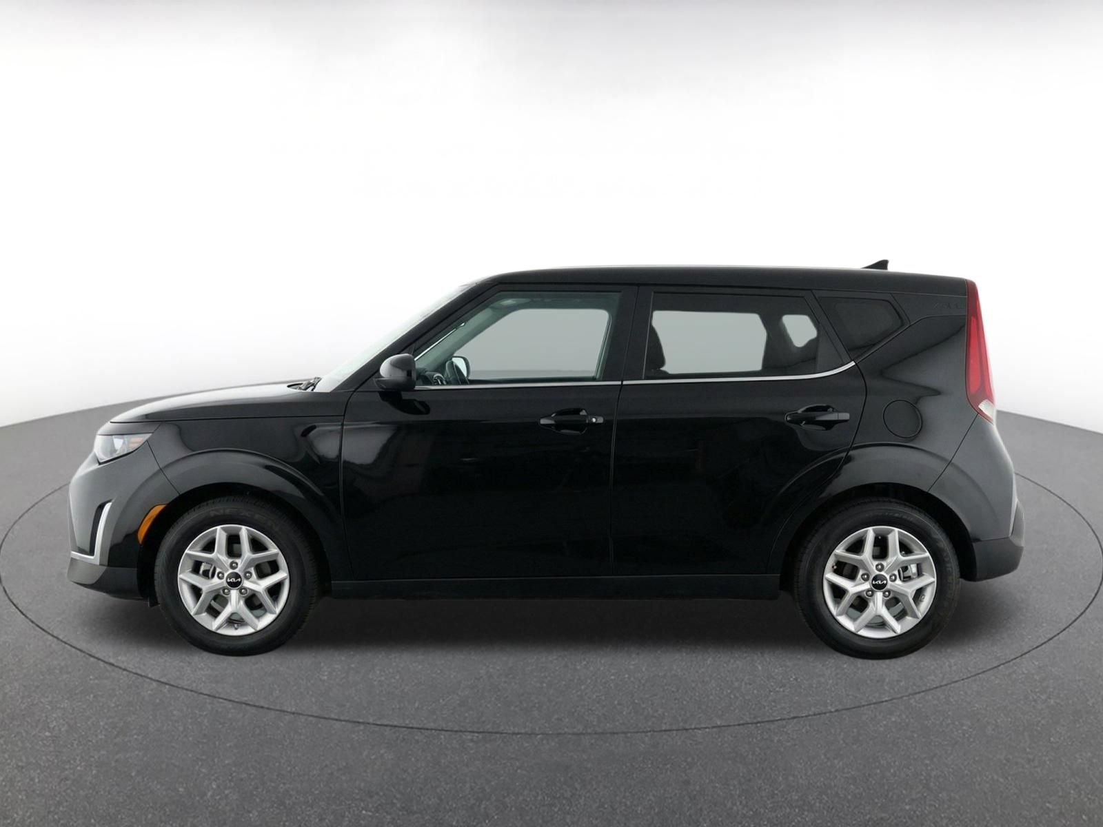 Used 2025 Kia Soul LX w/ LX Technology Package FWD image 4