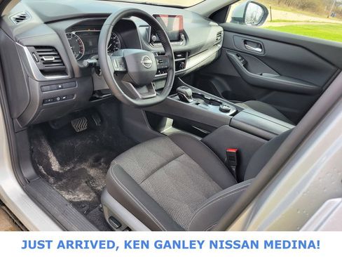 Certified 2025 Nissan Rogue SV image 9