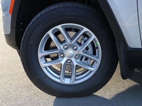 New 2025 Jeep Grand Cherokee 4WD image 2