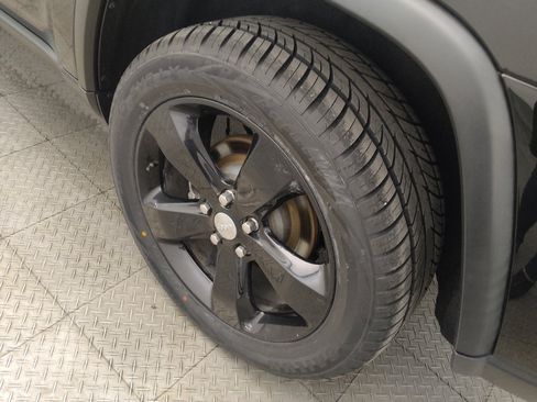 Used 2017 Jeep Grand Cherokee Laredo RWD image 31