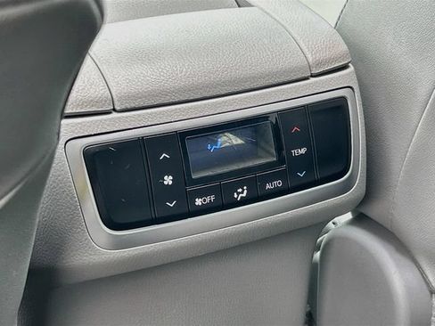 Used 2019 Toyota Highlander XLE AWD/4WD image 21