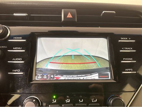 Used 2018 Toyota Camry LE image 32