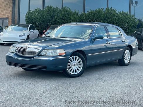 Used 2003 Lincoln Town Car Signature RWD image 26