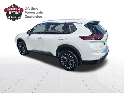 Used 2025 Nissan Rogue SL w/ Tech Package FWD image 3