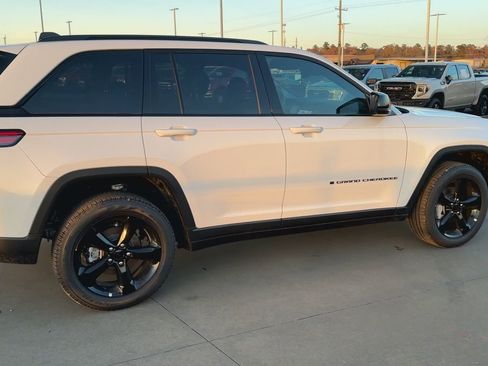 New 2025 Jeep Grand Cherokee Limited w/ Black Appearance Package RWD image 9
