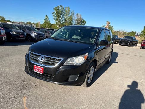 Used 2010 Volkswagen Routan SE FWD image 1
