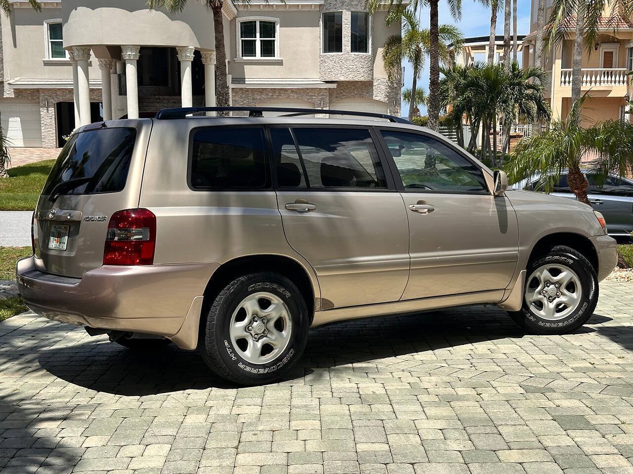 Used 2005 Toyota Highlander 2WD V6 w/ 3rd Row image 5