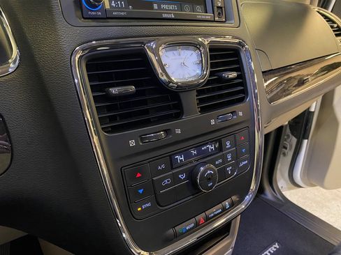 Used 2016 Chrysler Town & Country Touring FWD image 14