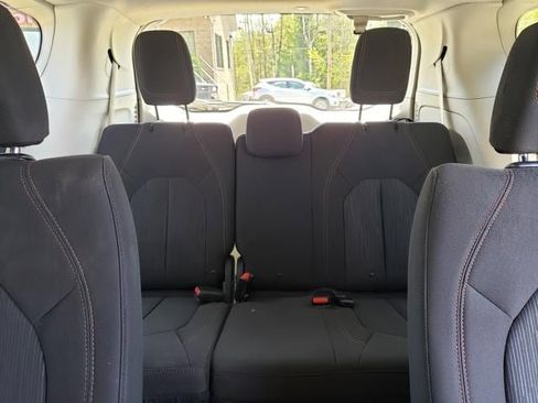 Used 2017 Chrysler Pacifica Touring FWD image 18