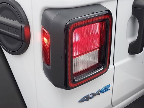 Used 2023 Jeep Wrangler Unlimited w/ Sun & Screen Package image 33