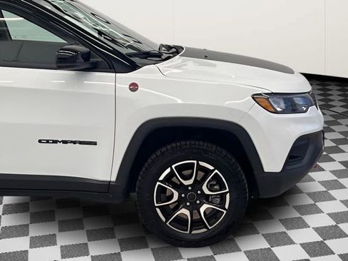 Used 2025 Jeep Compass Trailhawk AWD/4WD image 4