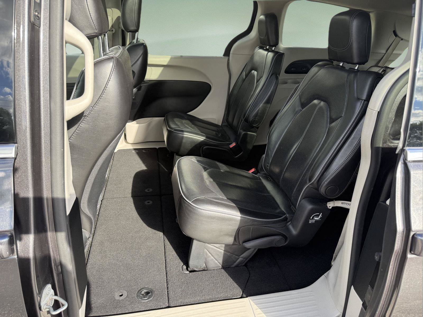 Used 2019 Chrysler Pacifica Limited FWD image 17