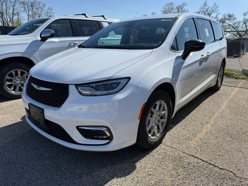 Used 2025 Chrysler Pacifica Select FWD image 5