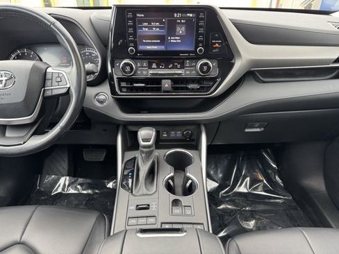 Certified 2022 Toyota Highlander XLE image 2