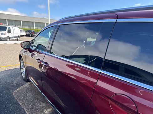 Used 2020 Chrysler Pacifica Touring-L image 12
