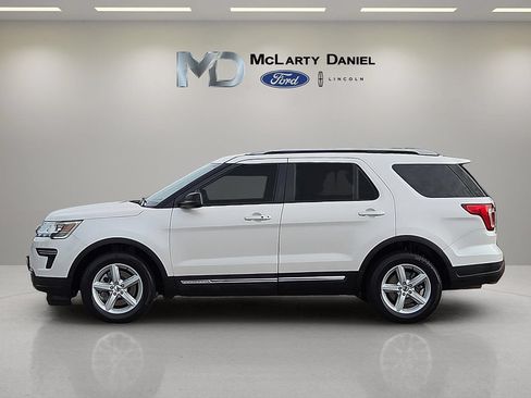 Used 2018 Ford Explorer XLT FWD image 3